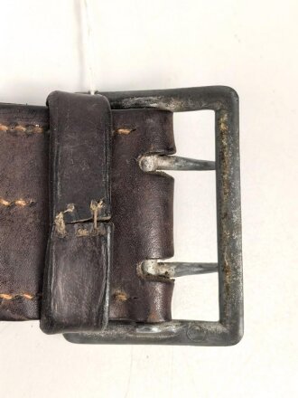 Zweidornkoppel für Offiziere des Heeres. Dunkelbraunes Leder, Höhe 50mm, Gesamtlänge 101cm