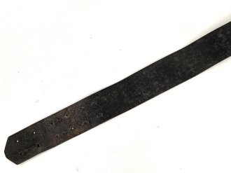 Zweidornkoppel für Offiziere des Heeres. Dunkelbraunes Leder, Höhe 45mm, Gesamtlänge 105cm. Könnte auch aus der Nachkriegszeit sein