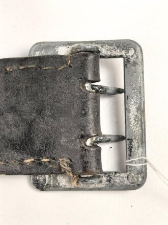 Zweidornkoppel für Offiziere des Heeres. Dunkelbraunes Leder, Höhe 45mm, Gesamtlänge 105cm. Könnte auch aus der Nachkriegszeit sein