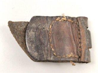 Lederzunge zum Koppelschloss für Mannschaften der Wehrmacht. Stark gebraucht