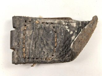 Lederzunge zum Koppelschloss für Mannschaften der Wehrmacht. Stark gebraucht