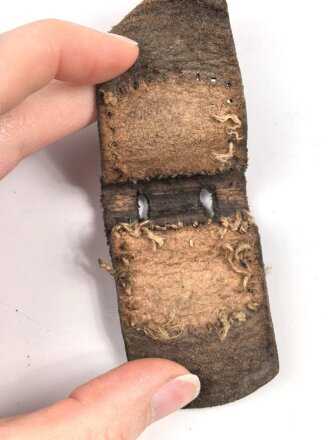 Lederzunge zum Koppelschloss für Mannschaften der Wehrmacht. Stark gebraucht