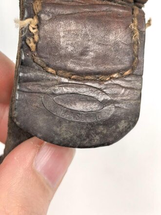 Lederzunge zum Koppelschloss für Mannschaften der Wehrmacht. Stark gebraucht