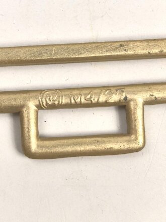 Hakenfang für eine Feldbinde für politische Leiter der NSDAP. Aluminium eloxiert, RZM M4/27