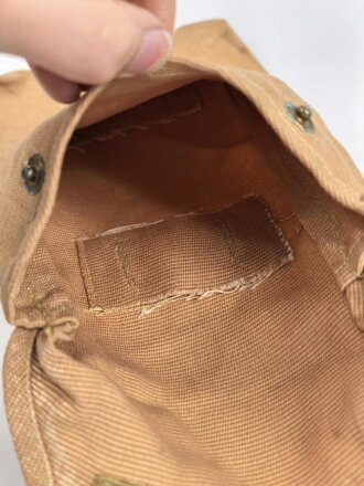Tasche für die Gasplane der Wehrmacht. Die Druckknöpfe mit Kleberesten, sonst sehr guter Zustand