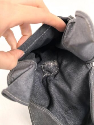 Blaue Koppeltasche für einen Ersatz Gasmaskenfilter der Wehrmacht, datiert 1943