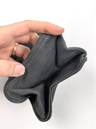 Blaue Koppeltasche für einen Ersatz Gasmaskenfilter der Wehrmacht, datiert 1943