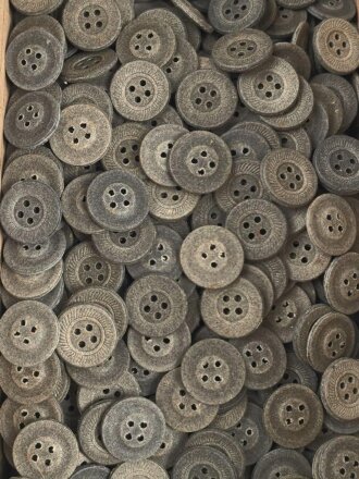 Knopf aus grauer Preßpappe Wehrmacht. Durchmesser...