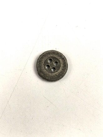 Knopf aus grauer Preßpappe Wehrmacht. Durchmesser...