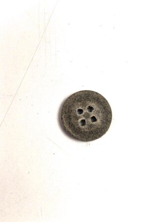Knopf aus grauer Preßpappe Wehrmacht. Durchmesser 14mm, sie erhalten ein ( 1 ) Stück