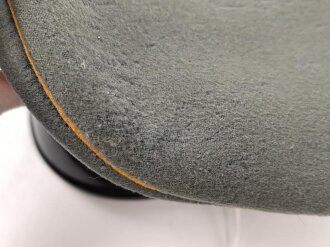 Heer, Schirmmütze für Mannschaften der Kavallerie. Kopfgrösse 57. Getragenes Stück, etliche Mottenaufrauhungen, sonst in gutem Gesamtzustand