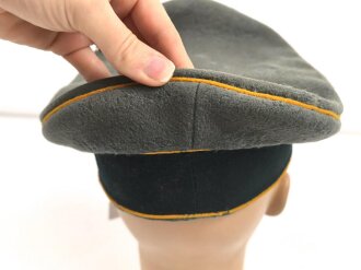 Heer, Schirmmütze für Mannschaften der Kavallerie. Kopfgrösse 57. Getragenes Stück, etliche Mottenaufrauhungen, sonst in gutem Gesamtzustand
