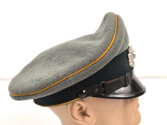 Heer, Schirmmütze für Mannschaften der Kavallerie. Kopfgrösse 57. Getragenes Stück, etliche Mottenaufrauhungen, sonst in gutem Gesamtzustand