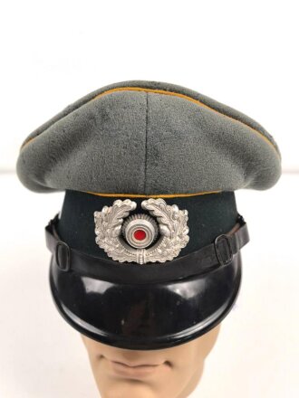 Heer, Schirmmütze für Mannschaften der Kavallerie. Kopfgrösse 57. Getragenes Stück, etliche Mottenaufrauhungen, sonst in gutem Gesamtzustand