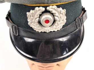 Heer, Schirmmütze für Mannschaften der Kavallerie. Kopfgrösse 57. Getragenes Stück, etliche Mottenaufrauhungen, sonst in gutem Gesamtzustand