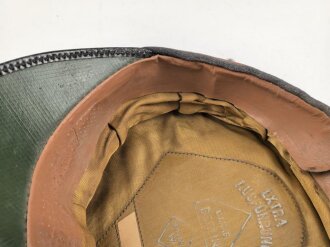 Luftwaffe, Schirmmütze für Mannschaften der Nachrichtentruppe. Getragenes Stück, der Mützenkörper etwas deformiert. Kopfgrösse 55