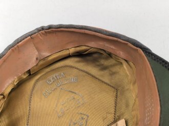 Luftwaffe, Schirmmütze für Mannschaften der Nachrichtentruppe. Getragenes Stück, der Mützenkörper etwas deformiert. Kopfgrösse 55