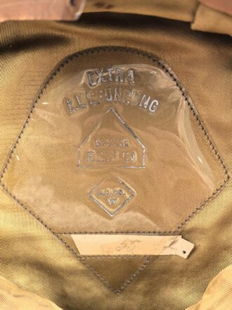 Luftwaffe, Schirmmütze für Mannschaften der Nachrichtentruppe. Getragenes Stück, der Mützenkörper etwas deformiert. Kopfgrösse 55