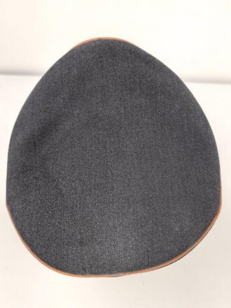 Luftwaffe, Schirmmütze für Mannschaften der Nachrichtentruppe. Getragenes Stück, der Mützenkörper etwas deformiert. Kopfgrösse 55