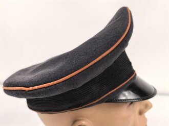 Luftwaffe, Schirmmütze für Mannschaften der Nachrichtentruppe. Getragenes Stück, der Mützenkörper etwas deformiert. Kopfgrösse 55