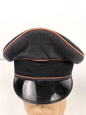 Luftwaffe, Schirmmütze für Mannschaften der Nachrichtentruppe. Getragenes Stück, der Mützenkörper etwas deformiert. Kopfgrösse 55