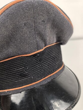 Luftwaffe, Schirmmütze für Mannschaften der Nachrichtentruppe. Getragenes Stück, der Mützenkörper etwas deformiert. Kopfgrösse 55
