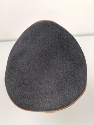 Luftwaffe, Schirmmütze für Mannschaften der Nachrichtentruppe. Getragenes Stück, der Mützenkörper etwas deformiert. Kopfgrösse 55