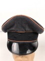 Luftwaffe, Schirmmütze für Mannschaften der Nachrichtentruppe. Getragenes Stück, der Mützenkörper etwas deformiert. Kopfgrösse 55