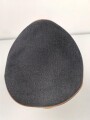 Luftwaffe, Schirmmütze für Mannschaften der Nachrichtentruppe. Getragenes Stück, der Mützenkörper etwas deformiert. Kopfgrösse 55