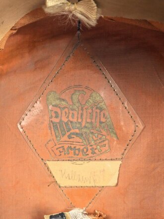 Feuerwehr III.Reich, Schirmmütze für Mannschaften. Die Biese leicht mottig, Schirm seitlich lose, Mützenkörper vorne defekt. Kopfgrösse 57