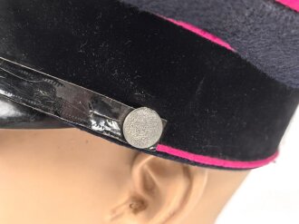 Feuerwehr III.Reich, Schirmmütze für Mannschaften. Die Biese leicht mottig, Schirm seitlich lose, Mützenkörper vorne defekt. Kopfgrösse 57