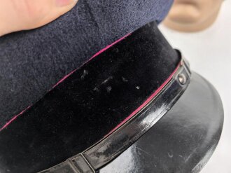 Feuerwehr III.Reich, Schirmmütze für Mannschaften. Die Biese leicht mottig, Schirm seitlich lose, Mützenkörper vorne defekt. Kopfgrösse 57