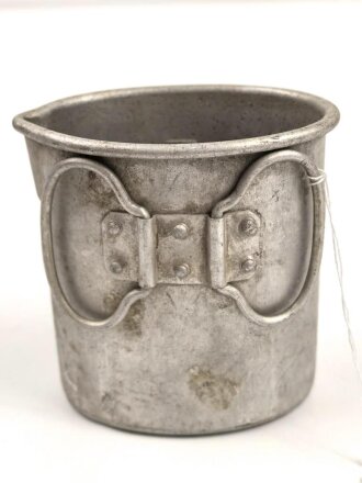 Trinkbecher aus Leichtmetall , Eigentumstück in gutem Zustand, ungereinigt