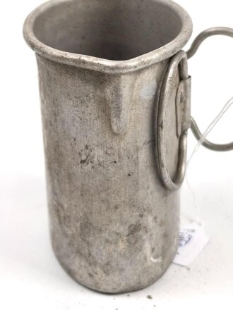 Trinkbecher aus Leichtmetall , Eigentumstück in gutem Zustand, ungereinigt