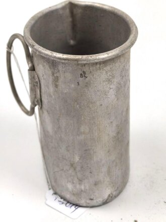 Trinkbecher aus Leichtmetall , Eigentumstück in gutem Zustand, ungereinigt