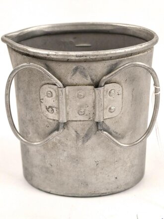 Trinkbecher aus Leichtmetall , Eigentumstück in gutem Zustand, ungereinigt