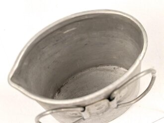 Trinkbecher aus Leichtmetall , Eigentumstück in...