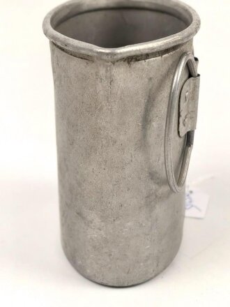 Trinkbecher aus Leichtmetall , Eigentumstück in gutem Zustand, ungereinigt