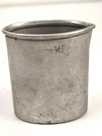 Trinkbecher aus Leichtmetall , Eigentumstück in gutem Zustand, ungereinigt