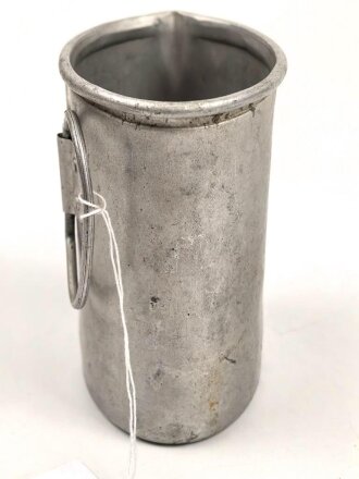 Trinkbecher aus Leichtmetall , Eigentumstück in gutem Zustand, ungereinigt