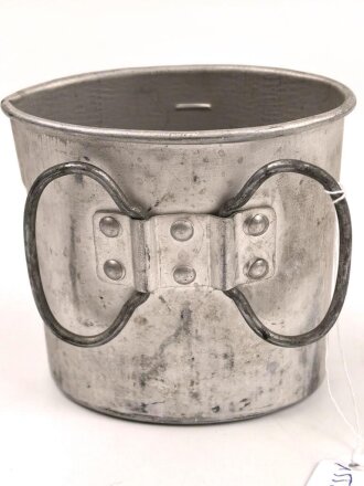 Trinkbecher aus Leichtmetall , Eigentumstück in gutem Zustand, ungereinigt