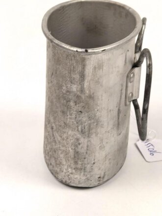 Trinkbecher aus Leichtmetall , Eigentumstück in gutem Zustand, ungereinigt