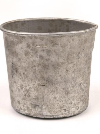 Trinkbecher aus Leichtmetall , Eigentumstück in gutem Zustand, ungereinigt