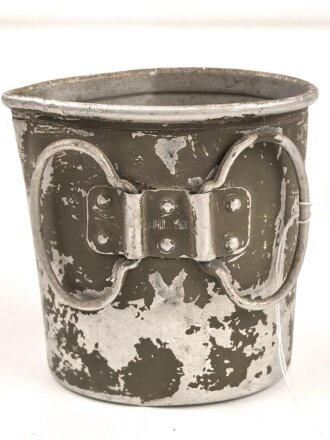 Trinkbecher aus Leichtmetall , Originallack, GNL 38, ungereinigt