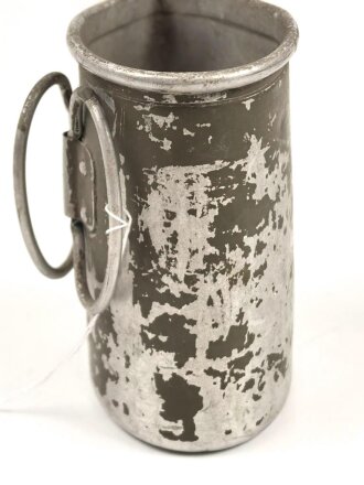 Trinkbecher aus Leichtmetall , Originallack, GNL 38, ungereinigt