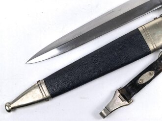 Fliegerdolch für Angehörige des Deutschen Luftsport Verband DLV. Die Klinge von SMF Solingen. Die Belederung Original, die Hakenkreuze vollständig emailliert.  Attraktives Stück