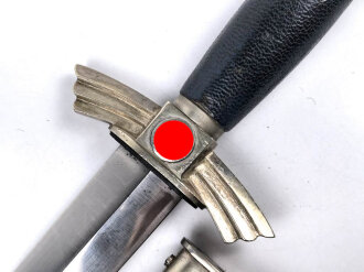 Fliegerdolch für Angehörige des Deutschen Luftsport Verband DLV. Die Klinge von SMF Solingen. Die Belederung Original, die Hakenkreuze vollständig emailliert.  Attraktives Stück