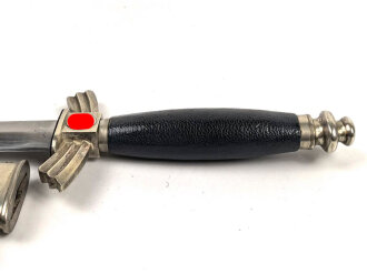 Fliegerdolch für Angehörige des Deutschen Luftsport Verband DLV. Die Klinge von SMF Solingen. Die Belederung Original, die Hakenkreuze vollständig emailliert.  Attraktives Stück