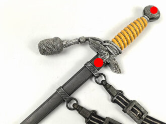 Dolch für Offiziere der Luftwaffe. Saubere Klinge von Weyersberg Solingen mit Luftwaffenabnahme. Die Hakenkreuze am Griffende vergoldet.  Attraktives Stück in sehr gutem Gesamtzustand