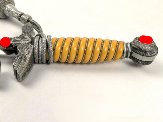 Dolch für Offiziere der Luftwaffe. Saubere Klinge von Weyersberg Solingen mit Luftwaffenabnahme. Die Hakenkreuze am Griffende vergoldet.  Attraktives Stück in sehr gutem Gesamtzustand